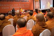 Его Святейшество Далай-лама выступает с речью на открытии диалога с тайскими буддийскими учеными, посвященного теме "Разные пути для достижения общей цели". Дели, Индия. 15 декабря 2012 г. Фото: Тензин Чойджор (Офис ЕСДЛ)