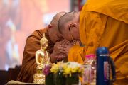 Его Святейшество Далай-лама благодарит одного из участников диалога с тайскими буддистами "Разные пути для достижения общей цели". Дели, Индия. 16 декабря 2012 г. Фото: Тензин Чойджор (Офис ЕСДЛ)