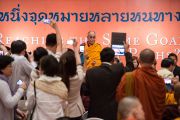 Гости конференции фотографируют Его Святейшество Далай-ламу по завершении диалога "Разные пути для достижения общей цели". Дели, Индия. 16 декабря 2012 г. Фото: Тензин Чойджор (Офис ЕСДЛ)