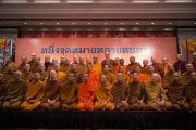 Его Святейшество Далай-лама и другие участники диалога с тайскими буддистами "Разные пути для достижения общей цели". Дели, Индия. 16 декабря 2012 г. Фото: Тензин Чойджор (Офис ЕСДЛ)