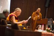 Перед началом диалога с тайским буддийскими учеными Его Святейшество Далай-ламу представили собравшимся в зале. Дели, Индия. 15 декабря 2012 г. Фото: Тензин Чойджор (Офис ЕСДЛ)