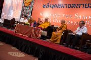 Его Святейшество Далай-лама и другие докладчики во время диалога "Разные пути для достижения общей цели". Дели, Индия. 16 декабря 2012 г. Фото: Тензин Чойджор (Офис ЕСДЛ)