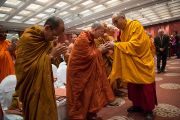 Его Святейшество Далай-лама приветствует монахов из Таиланда на второй день диалога с тайскими буддийскими учеными. Дели, Индия. 16 декабря 2012 г. Фото: Тензин Чойджор (Офис ЕСДЛ)