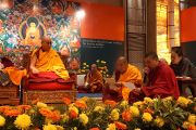 Монахи из России читают "Сутру сердца" на русском языке в день начала учений Его Святейшества Далай-ламы для российских буддистов в Нью-Дели, Индия. 24 декабря 2012 г. Фото: Джереми Рассел (Офис ЕСДЛ)
