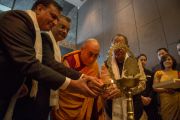 Его Святейшество Далай-лама зажигает светильник в ознаменование начала учений для российских буддистов в гостинице Кемпинский в Нью-Дели, Индия. 24 декабря 2012 г. Фото: Тензин Чойджор (Офис ЕСДЛ)