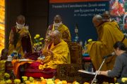 Его Святейшество Далай-лама проводит ритуал Будды Медицины во время учений для российских буддистов. Нью-Дели, Индия. 26 декабря 2012 г. Фото: Тензин Чойджор (Офис ЕСДЛ)