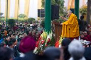Его Святейшество Далай-лама выступает на торжественной церемонии, повсященной 50-летию со дня основания в Дели тибетской общины Самьелинг. Нью-Дели, Индия. 26 декабря 2012 г. Фото: Тензин Чойджор (Офис ЕСДЛ)