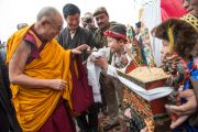 Его Святейшество Далай-лама принимает традиционные подношения перед началом празднования 50-летия со дня основания в Дели тибетской общины Самьелинг. Нью-Дели, Индия. 26 декабря 2012 г. Фото: Тензин Чойджор (Офис ЕСДЛ)