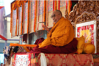 Первый день учений Его Святейшества Далай-ламы по тексту Шантидевы в Сарнатхе
