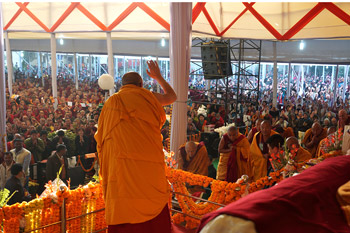 Заключительный день учений Его Святейшества Далай-ламы в Сарнатхе
