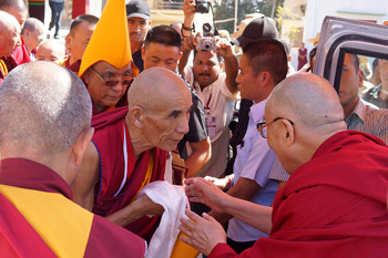 Его Святейшество Далай-лама прибыл в Мандгод на 26-ю конференцию института «Ум и жизнь»