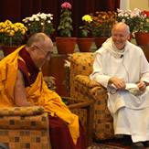 Диалог Его Святейшества Далай-ламы и о. Лоренса Фримэна об учителях и учениках в Сарнатхе