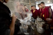 Монахи готовят чай для участников учений Его Святейшества Далай-ламы в Сарнатхе, Индия. 8 января 2013 г. Фото: Тензин Чойджор (Офис ЕСДЛ)