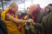 Его Святейшество Далай-лама приветствует одного из своих последователей перед началом второго дня учений в Сарнатхе, Индия. 8 января 2013 г. Фото: Тензин Чойджор (Офис ЕСДЛ)