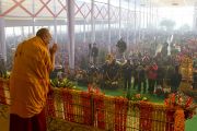 Его Святейшество Далай-лама приветствует аудиторию перед началом третьего дня учений в Сарнатхе, Индия. 9 января 2013 г. Фото: Тензин Чойджор (Офис ЕСДЛ)