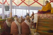 Корейские буддисты читают Сутру сердца в начале второго дня учений Его Святейшества Далай-ламы в Сарнатхе, Индия. 8 января 2013 г. Фото: Тензин Чойджор (Офис ЕСДЛ)