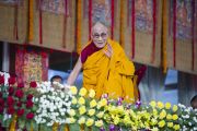 Его Святейшество Далай-лама машет рукой слушателям по окончании третьего дня учений в Сарнатхе, Индия. 9 января 2013 г. Фото: Тензин Чойджор (Офис ЕСДЛ)