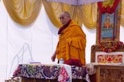 Его Святейшество Далай-лама выступает перед студентами Центрального университета высшей тибетологии в Сарнатхе, Индия. 11 января 2013 г. Фото: Джереми Рассел (Офис ЕСДЛ)