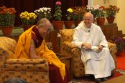 Его Святейшество Далай-лама и отец Лоуренс Фриман во время встречи в Сарнатхе, Индия. 12 января 2013 г. Фото: Джереми Рассел (Офис ЕСДЛ)