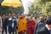 Его Святейшество Далай-лама после посещения ступы в Сарнатхе, Индия. 11 января 2013 г. Фото: Джереми Рассел (Офис ЕСДЛ)