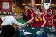 Его Святейшество Далай-лама благодарит Мишеля Битболя за его доклад о сознании на четвертый день 26-й конференции института "Ум и жизнь" в монастыре Дрепунг Лачи. Мандгод, Индия. 20 января 2013 г. Фото: Тезнин Чойджор (Офис ЕСДЛ)