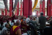 Монах задает вопрос во время дневной сессии 26-й конференции института "Ум и жизнь" в монастыре Дрепунг Лачи. Мандгод, Индия. 20 января 2013 г. Фото: Тезнин Чойджор (Офис ЕСДЛ)