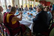Его Святейшество Далай-лама на обеде с участниками 26-й конференции института "Ум и жизнь" в монастыре Дрепунг Лачи. Мандгод, Индия. 21 января 2013 г. Фото: Тезнин Чойджор (Офис ЕСДЛ)