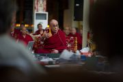 Его Святейшество Далай-лама выступает в первый день 26-й конференции института "Ум и жизнь" в монастыре Дрепунг Лачи. Мандгод, Индия. 17 января 2013 г. Фото: Тезнин Чойджор (Офис ЕСДЛ)