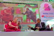 На литературном фестивале в Джайпуре состоялась публичная беседа Его Святейшества Далай-ламы с Пико Айером. 24 января 2013 г. Фото: Тензин Чойджор (Офис ЕСДЛ)