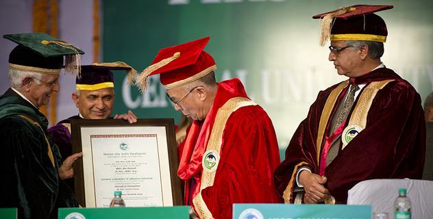 Университет штата Химачал-Прадеш присвоил Далай-ламе почетную степень доктора философии