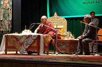 В Равангле Далай-лама даровал посвящение долгой жизни, а в Гангтоке встретился со школьниками