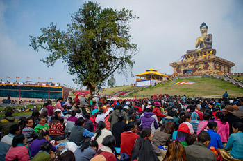 В Равангле Далай-лама даровал посвящение долгой жизни, а в Гангтоке встретился со школьниками