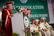 Его Святейшество Далай-лама выступает с речью на торжественной церемонии вручения научных степеней в Университете штата Химачал-Прадеш в Шахпуре, Индия.  28 февраля 2013 г. Фото: Тензин Чойджор (Офис ЕСДЛ)