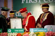 Его Святейшеству Далай-ламе вручают свидетельство о присвоении почетной степени доктора философии Университета штата Химачал-Прадеш в Шахпуре, Индия. 8 февраля 2013 г. Фото: Тензин Чойджор (Офис ЕСДЛ)