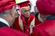 Его Святейшество Далай-лама представляют научным сотрудникам Университета штата Химачал-Прадеш в Шахпуре, Индия, перед началом торжественной церемонии вручения научных степеней. 28 февраля 2013 г. Фото: Тензин Чойджор (Офис ЕСДЛ)