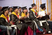 Некоторые из выпускников Университета штата Химачал-Прадеш в Шахпуре во время торжественной церемонии вручения ученых степеней. 28 февраля 2013 г. Фото: Тензин Чойджор (Офис ЕСДЛ)
