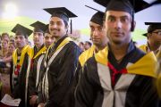 Некоторые из студентов Университета штата Химачал-Прадеш в Шахпуре, получивших ученые степени на торжественной церемонии в присутствии Его Святейшества Далай-ламы. Индия. 28 февраля 2013 г. Фото: Тензин Чойджор (Офис ЕСДЛ)