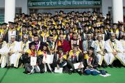 Его Святейшество Далай-лама фотографируется на память с выпускниками и старшими преподавателями Университета штата Химачал-Прадеш в Шахпуре. 28 февраля 2013 г. Фото: Тензин Чойджор (Офис ЕСДЛ)
