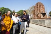 Дээрхийн Гэгээнтэн Далай лам Сирпур хотод археологийн малтлагаар гарч ирсэн Лакшман сүмийг үзэж сонирхов. Энэтхэг, Сирпур. 2013.3.6. Фото: Тэнзин Такла (ДЛО)