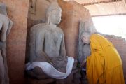 Дээрхийн Гэгээнтэн Далай лам Сирпур хотод археологийн малтлагаар гарч ирсэн Бурхан багшийн чулуун дүрд мөргөж хадаг өргөв. Энэтхэг, Сирпур. 2013.3.6. Фото: Тэнзин Такла (ДЛО)