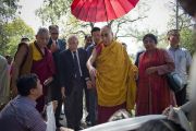Его Святейшество Далай-лама прогуливается по парку «Будда Джаянти» по дороге к месту проведения учений, организованных Тибетским домом и центром медитации «Тушита». Нью-Дели, Индия. 9 марта 2013 г. Фото: Тензин Чойджор (офис ЕСДЛ).