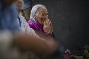 Пожилая тибетская женщина слушает учения Его Святейшества Далай-ламы в парке «Будда Джаянти», организованные Тибетским домом и центром медитации «Тушита». Нью-Дели, Индия. 9 марта 2013 г. Фото: Тензин Чойджор (офис ЕСДЛ).