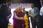Его Святейшество Далай-лама зажигает светильник на праздновании 46-й годовщины основания офтальмологического научного центра им. Раджендры Прасада при Индийском институте медицинских наук (AIIMS) в Нью-Дели, Индия. 10 марта 2013 г. Фото: Тензин Чойджор (офис ЕСДЛ).