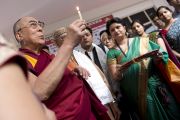 Его Святейшество Далай-лама возжигает традиционный светильник по прибытии в Индийский институт управления в Мируте, куда его пригасили выступить с речью. 11 марта 2013 г. Мирут, штат Уттар-Прадеш, Индий. Фото: Тензин Чойджор (офис ЕСДЛ).