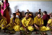 Его Святейшество Далай-лама обедает вместе с общиной ашрама Шри Убасина Каршни. 12 марта 2013 г. Матхура, штат Уттар-Прадеш, Индия. Фото: Тензин Такла (офис ЕСДЛ).