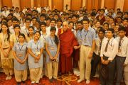 Его Святейшество Далай-лама фотографируется с учащимися 10-12 классов в Нью-Дели, Индия. 23 марта 2013 г. Фото: Джереми Рассел (Офис ЕСДЛ)