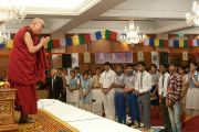 Его Святейшество приветствует учащихся перед началом интерактивного общения в Нью-Дели, Индия. 22 марта 2013 г. Фото: Тензин Пунцог (NAVA)