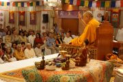 Его Святейшество Далай-лама просит поднять руки тех, кто прежде посещал его учения. Нью-Дели, Индия. 23 марта 2013 г. Фото: Джереми Рассел (Офис ЕСДЛ)
