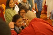 Его Святейшество Далай-лама приветствует юную почитательницу по прибытии на учения в Нью-Дели, Индия. 23 марта 2013 г. Фото: Джереми Рассел (Офис ЕСДЛ)