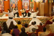 Труппа суфийских музыкантов и дервишей из Турции исполняются танцы в конце второго дня учений Его Святейшества Далай-ламы в Нью-Дели, Индия. 23 марта 2013 г. Фото: Джереми Рассел (Офис ЕСДЛ)
